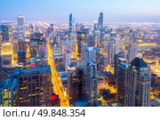 Aerial view of Chicago City downtown at dusk USA. Стоковое фото, агентство Ingram Publishing / Фотобанк Лори