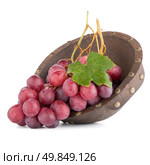 Fresh red grapes in wood bown isolated on white background. Стоковое фото, агентство Ingram Publishing / Фотобанк Лори
