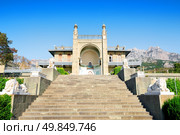 Stairs with statues to the magnificent palace. Стоковое фото, агентство Ingram Publishing / Фотобанк Лори