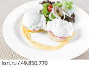 Eggs Benedict- toasted English muffins, ham, poached eggs, and delicious buttery hollandaise sauce for breakfast. Стоковое фото, агентство Ingram Publishing / Фотобанк Лори