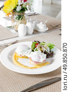 Eggs Benedict- toasted English muffins, ham, poached eggs, and delicious buttery hollandaise sauce for breakfast. Стоковое фото, агентство Ingram Publishing / Фотобанк Лори