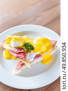 Eggs Benedict breakfast- toasted English muffins, ham, poached eggs, with buttery hollandaise sauce. Стоковое фото, агентство Ingram Publishing / Фотобанк Лори