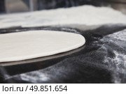 raw base for pizza on cutting table. Стоковое фото, агентство Ingram Publishing / Фотобанк Лори
