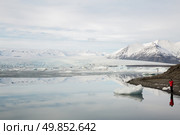 Tourist at Vatnajokull Glacier Jokulsarlon lagoon Iceland. Стоковое фото, агентство Ingram Publishing / Фотобанк Лори
