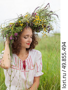 attractive girl in a meadow with a wreath. Стоковое фото, агентство Ingram Publishing / Фотобанк Лори