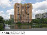 16-этажный жилой дом (Федеративный проспект, 36) на берегу Кошачьего пруда в Новогиреево. Москва. Редакционное фото, фотограф Елена Орлова / Фотобанк Лори