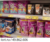 Novosibirsk, Russia, June 11, 2025 - assortment of pet food on the supermarket shelf, Felix, Whiskas, Sheba, Perfect Fit. Редакционное фото, фотограф Светлана Леуто / Фотобанк Лори