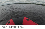 Резиновая лодка на средине реки. Стоковое видео, видеограф Семён Прудий / Фотобанк Лори