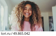 Radiant Smile, Curly Hair. Стоковое AI-видео, аниматор Данила Большаков / Фотобанк Лори