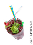 Energy mohito with mint, lime and raspberry isolated on white. Стоковое фото, агентство Ingram Publishing / Фотобанк Лори