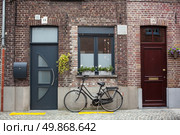 Bicycle on the street in Bruges, Belgium. Стоковое фото, агентство Ingram Publishing / Фотобанк Лори