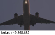 Passenger plane landing at night. Стоковое видео, видеограф Михаил Коханчиков / Фотобанк Лори