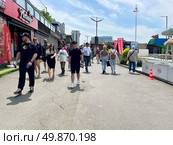 Люди гуляют по Спортивной набережной во Владивостоке летом. Редакционное фото, фотограф Овчинникова Ирина / Фотобанк Лори