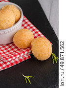 Brazilian cheese buns over red towel on wooden table. Стоковое фото, агентство Ingram Publishing / Фотобанк Лори