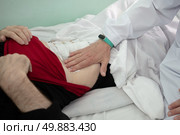 The doctor feels the patient's stomach after the operation. Стоковое фото, фотограф Лазаренко Светлана / Фотобанк Лори