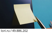 Sticky note with blank space and pen on blue background. Стоковое AI-видео, аниматор KATERINA AI / Фотобанк Лори