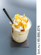 creme brulee tea frappe with Whipped Cream. Стоковое фото, агентство Ingram Publishing / Фотобанк Лори