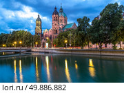 Lukaskirche St. Lukas pink church at dusk, Munich, Germany. Стоковое фото, агентство Ingram Publishing / Фотобанк Лори