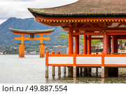 Miyajima, Hiroshima, famed floating torii gate Japan. Стоковое фото, агентство Ingram Publishing / Фотобанк Лори