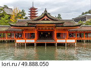 Miyajima, Hiroshima, famed floating Shrine temple  itsukushima Japan. Стоковое фото, агентство Ingram Publishing / Фотобанк Лори