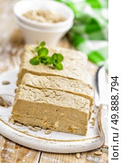 halva. Стоковое фото, агентство Ingram Publishing / Фотобанк Лори