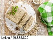 halva. Стоковое фото, агентство Ingram Publishing / Фотобанк Лори