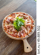 pizza parma ham and rocket salad on wooden table. Стоковое фото, агентство Ingram Publishing / Фотобанк Лори