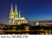 Cologne Cathedral along river rhine Germany. Стоковое фото, агентство Ingram Publishing / Фотобанк Лори
