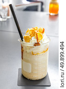 creme brulee tea frappe with Whipped Cream. Стоковое фото, агентство Ingram Publishing / Фотобанк Лори