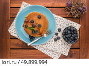 Delicious golden pancakes with fresh blackberries. Стоковое фото, агентство Ingram Publishing / Фотобанк Лори
