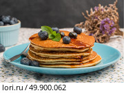 Delicious golden pancakes with fresh blackberries. Стоковое фото, агентство Ingram Publishing / Фотобанк Лори