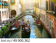 Canal in Venice between the old houses . Стоковое фото, агентство Ingram Publishing / Фотобанк Лори