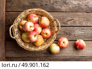 Fresh red apples in wicker basket on wooden table. Стоковое фото, агентство Ingram Publishing / Фотобанк Лори