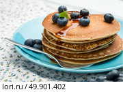 Delicious golden pancakes with fresh blackberries. Стоковое фото, агентство Ingram Publishing / Фотобанк Лори