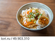 Hotate on rice with uni sauce, Grilled fried scallop rice, gourmet japanese cuisine. Стоковое фото, агентство Ingram Publishing / Фотобанк Лори
