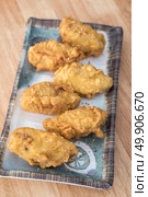 korean fried chicken with sesame on a plate. Стоковое фото, агентство Ingram Publishing / Фотобанк Лори
