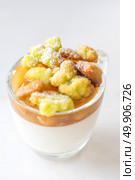 Apple Crumble pie in glass. Стоковое фото, агентство Ingram Publishing / Фотобанк Лори
