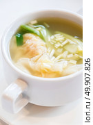 Shrimps Wonton dumpling Soup, groumet chinese cuisine. Стоковое фото, агентство Ingram Publishing / Фотобанк Лори