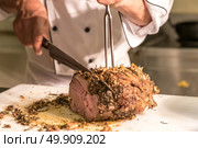 Carving of Wagyu beef roast. Стоковое фото, агентство Ingram Publishing / Фотобанк Лори