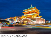 Xian bell tower (chonglou) in Xian ancient city of China at dusk. Стоковое фото, агентство Ingram Publishing / Фотобанк Лори