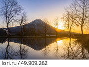 Mount Fuji Fujisan sunrise at Fumoto Japan. Стоковое фото, агентство Ingram Publishing / Фотобанк Лори