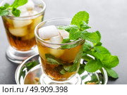 Mint Julep cocktail with bourbon, ice and mint in glass on black background. Стоковое фото, агентство Ingram Publishing / Фотобанк Лори