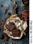 Chocolate brownie cake, dessert with nuts on dark background, directly above, flat lay. Стоковое фото, агентство Ingram Publishing / Фотобанк Лори