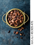 Cocoa beans on dark background, top view, copy space, flat lay. Стоковое фото, агентство Ingram Publishing / Фотобанк Лори
