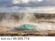 strokkur geysir hot spring Eruption in golden circle  Iceland. Стоковое фото, агентство Ingram Publishing / Фотобанк Лори