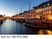 Copenhagen Nyhavn, New port of Copenhagen, at night in Denmark. Стоковое фото, агентство Ingram Publishing / Фотобанк Лори