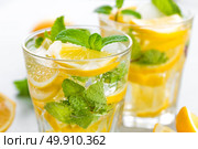 Lemon mojito cocktail with fresh mint, cold refreshing summer drink or beverage with ice. Стоковое фото, агентство Ingram Publishing / Фотобанк Лори