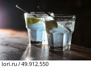 two alcoholic gin and tonic in the bar. Cocktail. Стоковое фото, агентство Ingram Publishing / Фотобанк Лори