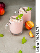 Strawberries and peaches smoothie in glass jars on concrete countertop. Protein cocktail. Healthy drink. Fresh homemade smoothie. Healthy breakfast of smoothie. Стоковое фото, агентство Ingram Publishing / Фотобанк Лори