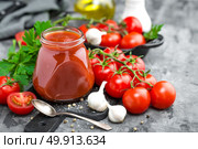 Tomato paste and fresh tomatoes, tomatos puree. Стоковое фото, агентство Ingram Publishing / Фотобанк Лори